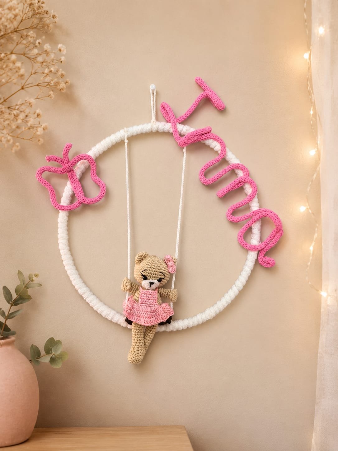 Aro decorativo con nombre tejido y osita en columpio